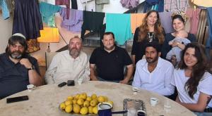 השחקנים חן אמסלם, צחי הלוי, שלום אסייג, ויניב סוויסה על הסט צילום: אליחי מנחם חדשות