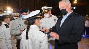 גנץ מעניק סיכת חובל לאחת ממסיימות הקורס צילום: אריאל חרמוני / משרד הביטחון חדשות