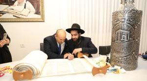 בנט משתתף בכתיבת ספר התורה צילום: גולן סבג חדשות
