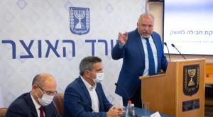 ליברמן וראשי משרד האוצר בהצגת החבילה למשק, צילום: Olivier Fitoussi/Flash90 כסף