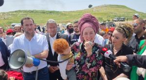 עתיה, אלמנתו של יהודה דימנטמן הי"ד נואמת בתהלוכה צילום: מועצה אזורית שומרון חדשות