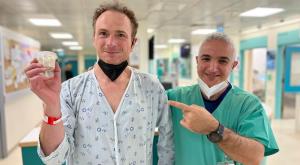 וולטר וד"ר אלעד אשר לאחר הסבר על המאכל שסיכן את חייו צילום: שערי צדק חדשות