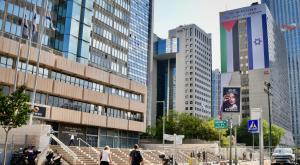הדגל על בניין הבורסה, לפני שהוסר צילום: Avshalom Sassoni/Flash90 חדשות
