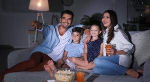 איזה סרטים אפשר להציע לילדים? צילום: shutterstock הורים וילדים