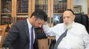 חכם שלום כהן עם השגריר האמירתי צילום: ישי ירושלמי חדשות