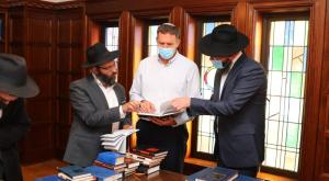 השר כהנא בביקור בכפר חב"ד צילום: ללא  חדשות