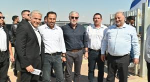 יאיר לפיד משמאל, עבאס מימין, ושאר חברי הפמליה לנגב,  צילום: דוברות יש עתיד חדשות