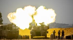 סוללת תותחנים בירי לעבר רצועת עזה צילום: Yonatan Sindel/Flash90 ביטחון
