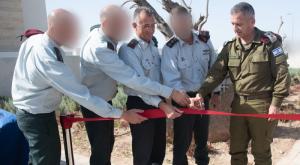 הרמטכ"ל כוכבי, האלוף הימן, מפקד סיירת מטכ"ל וראש היחידה למבצעים מיוחדים חונכים את הבסיס החדש צילום: דובר צה"ל ביטחון