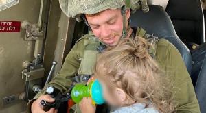 התינוק עם החיילים שמצאו אותו צילום: דובר צה"ל חדשות