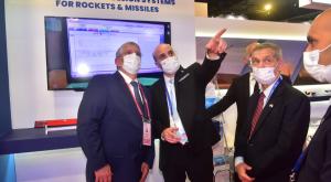 בכירי משרד הביטחון בתערוכה צילום: משרד הביטחון חדשות