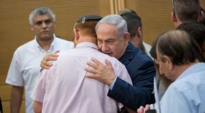 נתניהו מחבק את הח"כ לשעבר שנעצר  צילום: Yonatan Sindel/Flash90 חדשות
