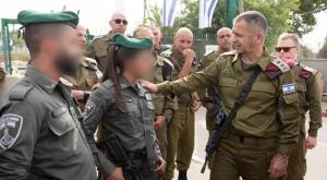 הרמטכ"ל עם לוחמי מג"ב שחיסלו את המחבל צילום: דובר צה"ל ביטחון