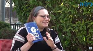 רהב מאיר עם הספר החדש, "ימים באים" צילום: חדשות כיפה חדשות