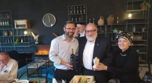 הזוג פולארד עם ראש המועצה גנץ צילום: דוברות בנימין חדשות
