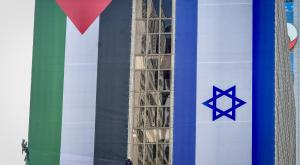 דגל אש"ף על בניין הבורסה צילום: Avshalom Sassoni/Flash90 חדשות