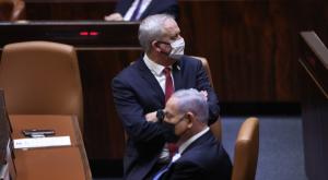 גנץ ונתניהו צילום: Alex Kolomoisky/POOL חדשות