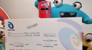 הזוכה המאושרת עם הצ'ק צילום: מפעל הפיס חדשות