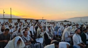 תפילת הלל חגיגית ביישוב החדש צילום: דוברות אביתר חדשות
