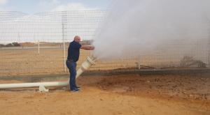 ראש המועצה, מאיר צור פותח את השיבר צילום: מועצה אזורית הערבה התיכונה חדשות