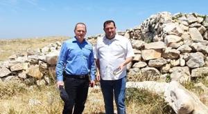 יוסי דגן וחבר הכנסת עודד פורר באתר המזבח צילום: רועי חדי חדשות
