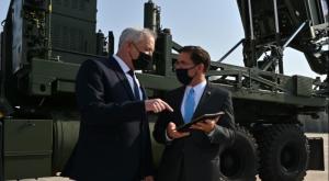 מזכיר ההגנה האמריקאי מארק אספר ושר הביטחון גנץ ליד סוללת כיפת ברזל צילום: אריאל חרמוני / משרד הביטחון חדשות