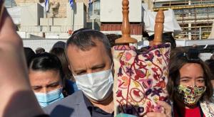 חבר הכנסת קריב עם ספר התורה שהוברח לכותל צילום: נשות הכותל חדשות
