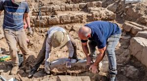 החוקרים מרימים את אבן הגבול צילום: אסף פרץ רשות העתיקות חדשות