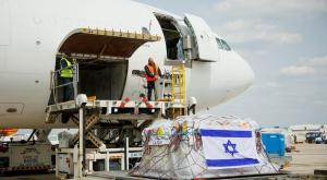 הציוד הרפואי בדרך למטוס צילום: דוד ווייל, לע״מ חדשות