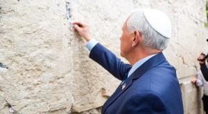 מייק פנס טומן פתק בכותל צילום: הקרן למורשת הכותל מבזקים