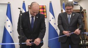 נשיא הונדורס וראש הממשלה בנט ברגע גזירת הסרט צילום: קובי גדעון/ לע"מ חדשות