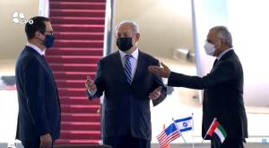 החתימה על ההסכמים, השרים האמירתים עם ראש הממשלה נתניהו צילום: צילום מסך חדשות