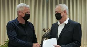 גנץ וראש צוות הפעולה רן בשביץ צילום: אגף דוברות והסברה משרד הביטחון חדשות