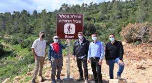 אחרי הסרת הלוט מעל שלט המסלול החדש צילום: שחר כהן חדשות