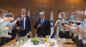 הרמת הכוסית של ראש הממשלה, שר הביטחון והרמטכ"ל עם פורום מטכ"ל צילום: עמוס בן גרשום/לע"מ חדשות