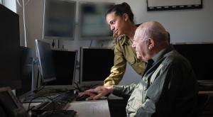 ראובן איל ונכדתו שני מפעילים את הצפירה צילום: דובר צה"ל חדשות