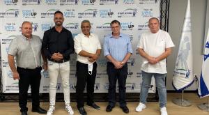 בתמונה מימין לשמאל: צביקה אברמוביץ סמנכ"ל משאבי אנוש yes, רן גוראון מנכ"ל yes, יואב שמחי יו"ר ההסתדרות הלאומית, אלי כהן יו"ר ועד עובדי yes ויאיר שלם מנכ"ל ההסתדרות הלאומית. צילום: יח"צ כסף