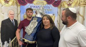 בני משפחת גונן עם ספר התורה צילום: גיל דוד חדשות