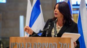 עוקצת את בנט. מירי רגב בחניכת מעבדת הקורונה בנתב"ג צילום: Flash90 חדשות