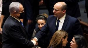 בנט ונתניהו לוחצים ידיים צילום: דוברות הכנסת פוליטי