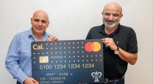 טקס החתימה שהתקיים השבוע בחברת כאל במעמד לוי הלוי, מנכ"ל כאל, וניר למפרט, יו"ר עמותת בוגרי 8200 צילום: ישראל הדרי כסף