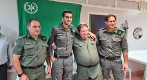 בוגרי שלוה עם מפקדי מג"ב צילום: דוברות המשטרה חדשות