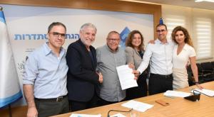 אחרי החתימה על ההסכם, צילום: דוברות ההסתדרות כסף