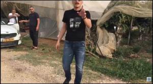 החשודים שהגיעו למטע של גולדנברג במטרה לגנוב פירות - ונתפסו "על חם" צילום: צילום מסך מתוך הסרטון חדשות