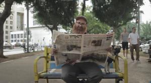 בנט ועיתון 'הארץ'. הפעם לא צריך להתחפש להיפסטר  צילום: צילום מסך חדשות