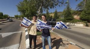 חלוקת הדגלים בגוש עציון צילום: שי ששון חדשות