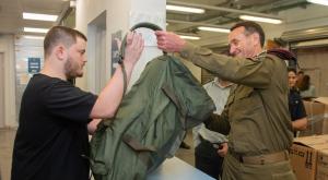 הרמטכ"ל בבקו"ם עם מתגייסי גולני ושריון צילום: דובר צה"ל חדשות