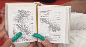 אתי ייטב קוראת קריאת שמע מהסידור צילום: צילום מסך ערוץ 13 טלוויזיה