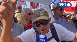 "זו לא ועדת החוקה זו ועדת הוורמאכט - גרמניה הנאצית" במהלך ההפגנה נגד הרפורמה המשפטית, אחד המפגינים השווה את שמחה רוטמן לכלב ואת הרפורמה המשפטית לחוקי נירנברג. צפו בסרטון חדשות כיפהחדשות כיפה 20/02/23  צילום: חדשות כיפה פוליטי