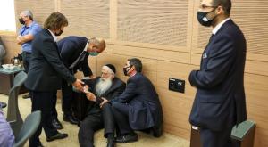 סדרנים מנסים להוציא את חבר הכנסת פרוש צילום: דוברות הכנסת, נועם מושקוביץ חדשות